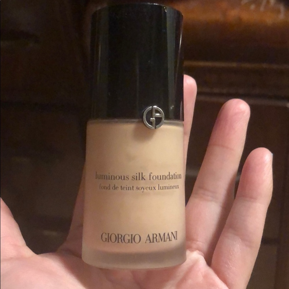 Luminous silk foundation